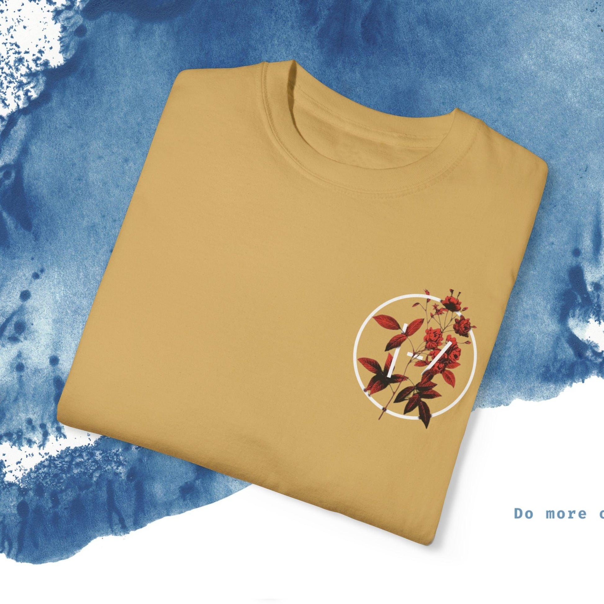 T-Shirt with Bold Floral Design - Ocean vibez